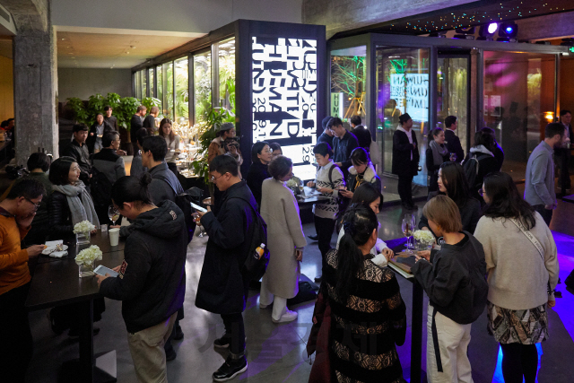19일(현지시간) 현대 모터스튜디오 베이징에서 개막한 글로벌 아트 프로젝트 관람객들이 전시작품을 둘러보고 있다. /사진제공=현대차