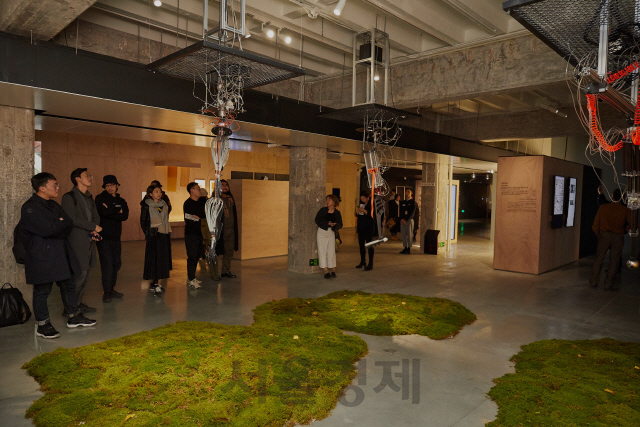 19일(현지시간) 현대 모터스튜디오 베이징에서 개막한 글로벌 아트 프로젝트 관람객들이 전시작품을 살펴보고 있다. /사진제공=현대차