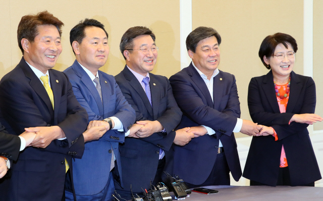 여영국(왼쪽부터) 정의당 , 김관영 바른미래당, 윤호중 더불어민주당, 김선동 자유한국당, 박주현 민주평화당 의원이 지난 18일 국회 귀빈식당에서 열린 정치협상회의 실무모임에서 손을 맞잡고 있다./연합뉴스