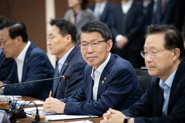 은성수(오른쪽 두번째) 금융위원장이 20일 서울 신용회복위원회에서 열린 자영업자 금융지원 프로그램 이용자 간담회에서 참석자의 발언을 듣고 있다. /사진제공=금융위원회