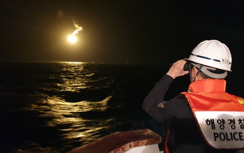 20일 밤 제주 차귀도 서쪽 해상에서 화재사고가 난 대성호(29t·통영선적)의 실종자를 찾기 위한 수색 작업이 이뤄지고 있다./제주지방해양경찰청 제공
