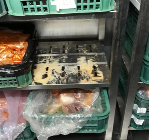 위생불량으로 적발된 햄버거 프랜차이즈 매장 내부 모습/연합뉴스