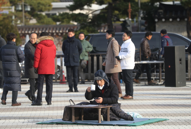 자유한국당 황교안 대표가 21일 청와대 앞 분수대 광장에서 단식 투쟁을 하고 있다. /연합뉴스