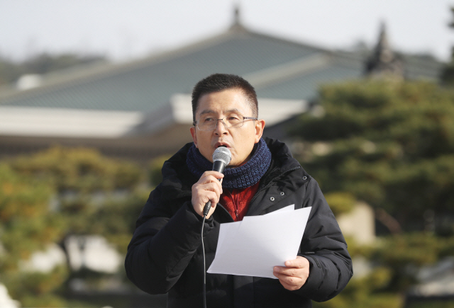 황교안 자유한국당 대표가 21일 청와대 앞 분수대 광장에서 열린 최고위원회의에서 발언하고 있다. /연합뉴스