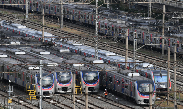 전국철도노동조합의 무기한 파업 이틀째 일부 열차의 운행이 차질을 빚은 21일 서울 구로구 구로차량기지에 전철들이 서 있다./오승현기자