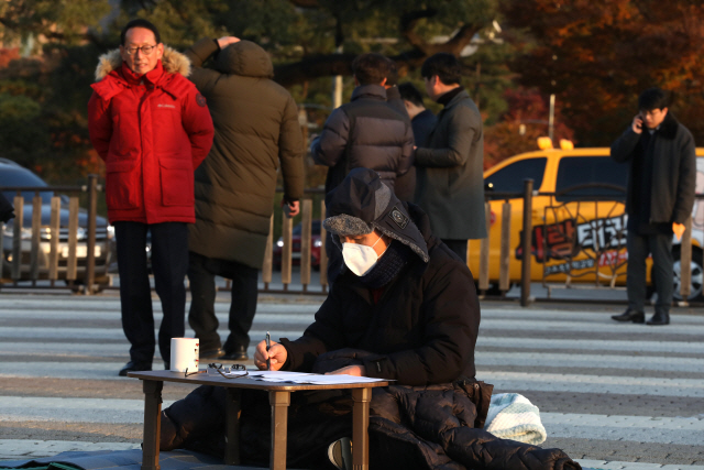 자유한국당 황교안 대표가 21일 오전 서울 청와대 분수대 앞에서 단식하고 있다. /연합뉴스