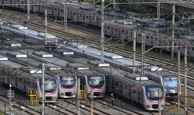 전국철도노동조합의 무기한 파업 이틀째 일부 열차의 운행이 차질을 빚은 21일 서울 구로구 구로차량기지에 전철들이 서 있다./오승현기자