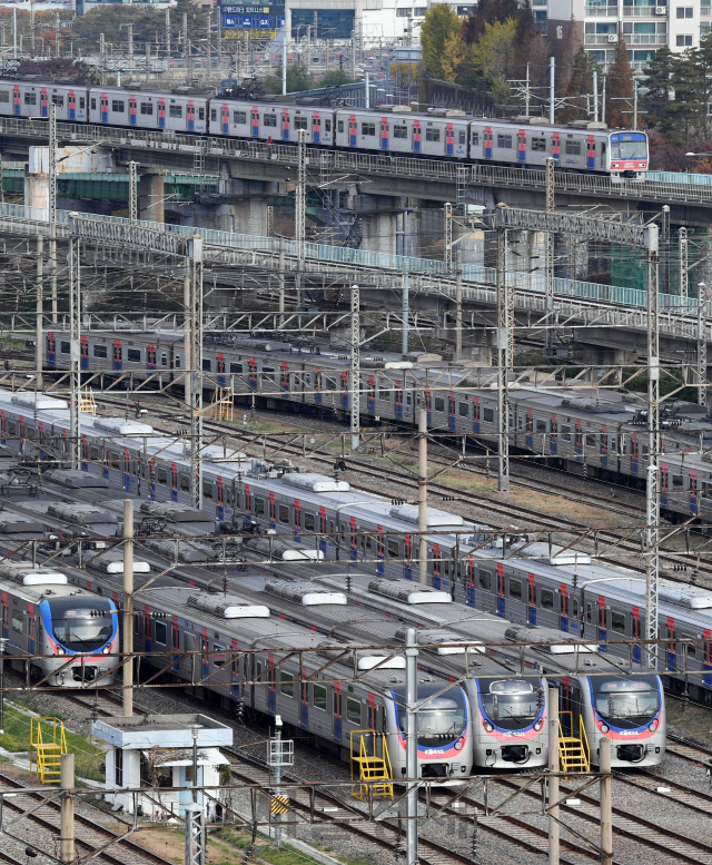 전국철도노동조합의 무기한 파업 이틀째 일부 열차의 운행이 차질을 빚은 21일 서울 구로구 구로차량기지에 전철들이 서 있다./오승현기자 2019.11.21