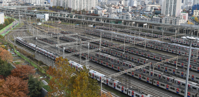 전국철도노동조합의 무기한 파업 이틀째 일부 열차의 운행이 차질을 빚은 21일 서울 구로구 구로차량기지에 전철들이 서 있다./오승현기자 2019.11.21