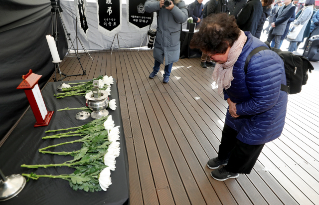 21일 오전 서울 성북구 삼선교 분수마루에 마련된 성북 네 모녀 시민분향소를 찾은 한 시민이 추모하고 있다./연합뉴스