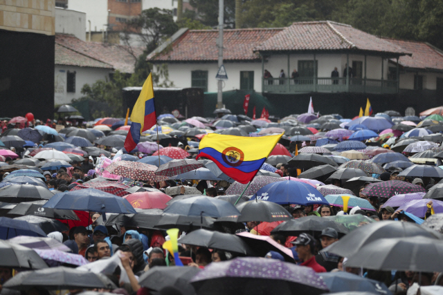 21일(현지시간) 콜롬비아 보고타에서 시위대들이 두케 콜롬비아 대통령의 경제 정책 등을 수정하라고 요구하며 대규모 시위를 벌이고 있다./AP연합뉴스