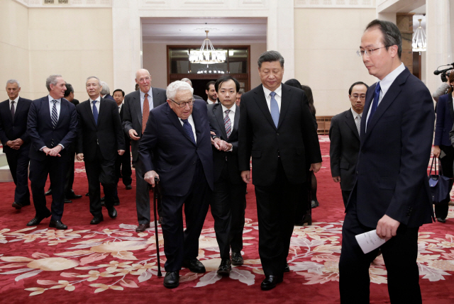 시진핑(앞줄 오른쪽) 중국 국가주석이 22일 베이징에서 열린 뉴이코노미 포럼에 참석한 헨리 키신저(〃왼쪽) 전 미국 국무장관 등 전직 미국 고위관료들과 회담하기 위해 회담장으로 걸어가고 있다.     /베이징=AFP연합뉴스