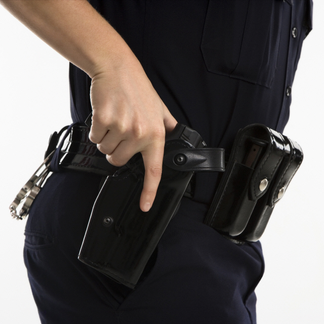 경찰, 치명적 위협 땐 ‘권총’ 사용한다
