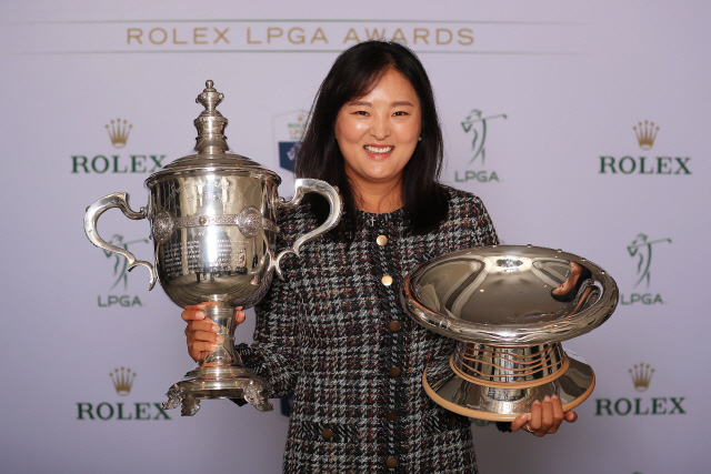 고진영이 22일(한국시간) 롤렉스 LPGA 어워즈 시상식에서 올해의 선수(왼쪽)와 안니카 메이저 어워드 트로피를 한꺼번에 들고 기념촬영을 하고 있다. /네이플스=AFP연합뉴스