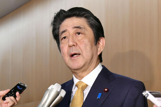 아베 신조 일본 총리가 22일 오후 총리 관저에서 취재진의 질문에 답하고 있다./교도연합뉴스