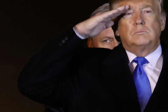 도널드 트럼프 미국 대통령이 21일(현지시간) 도버 공군기지에서 경례를 하고 있다./로이터연합뉴스