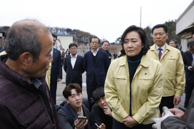 박영선 중기부 장관이 9일 강원 산불 피해업체 관계자를 만나 이야기를 듣고 있다./사진제공=중기부