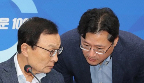 이해찬 대표(왼쪽)와 홍익표 수석대변인(오른쪽) /연합뉴스