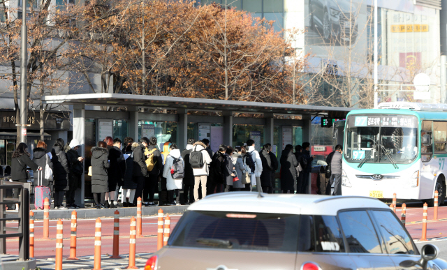 명성운수가 파업을 하고 있는 가운데 20일 오전 경기도 고양시 한 버스정류장에서 시민들이 버스를 기다리고 있다. /연합뉴스