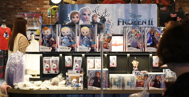 24일 서울의 한 멀티플렉스 영화관 입구에서 디즈니 애니메이션 ‘겨울왕국2’ 관련 상품들이 판매되고 있다./오승현기자