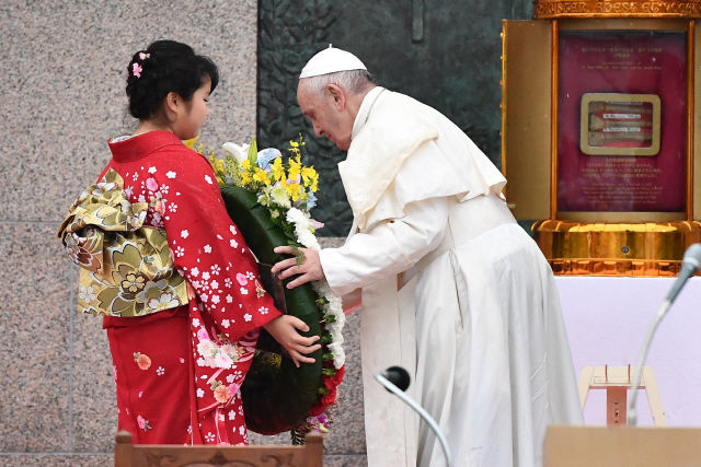 프란치스코 교황이 24일 일본 나가사키에서 열린 한 행사에서 일본인 소녀로부터 꽃을 받고 있다./나가사키=AFP연합뉴스