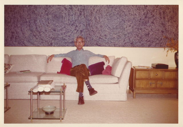 1972년 친구이자 주치의 김마태 씨의 거실에 걸린 작품 ‘우주’를 배경으로 앉은 김환기. /사진제공=크리스티 코리아 ⓒ환기재단·환기미술관
