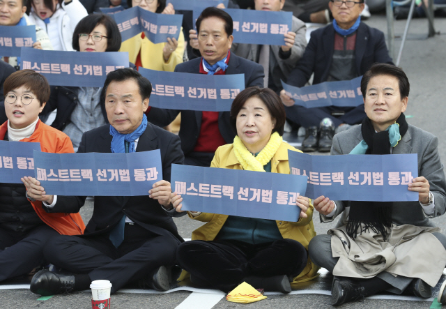 [패트 선거법 부의 임박] 민주당 '5당 공조로 처리' vs 한국당 '결사 저지'