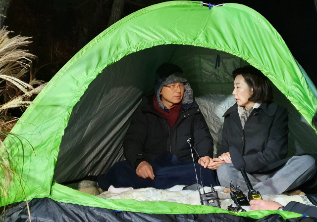 지난 23일 청와대 앞 분수대 광장에서 단식투쟁 중인 자유한국당의 황교안(왼쪽) 대표가 미국에서 돌아온 나경원 원내대표와 대화하고 있다./연합뉴스