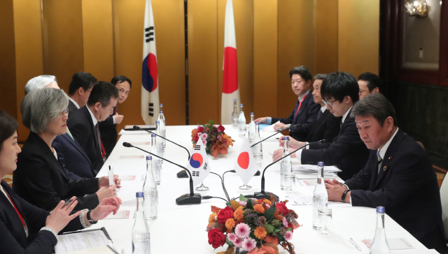 주요20개국(G20) 외교장관회의에 참석한 강경화 외교부 장관이 23일 일본 나고야관광호텔에서 모테기 도시미쓰 일본 외무상과 회담하고 있다./나고야=연합뉴스