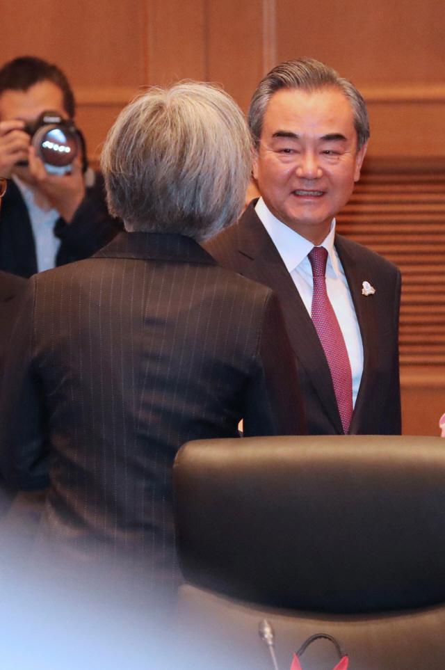 왕이(오른쪽) 중국 외교 담당 국무위원 겸 외교부장이 지난 23일 일본 나고야관광호텔에서 열린 주요 20개국(G20) 외교장관회의에서 강경화 외교부 장관과 인사를 나누고 있다./나고야=연합뉴스