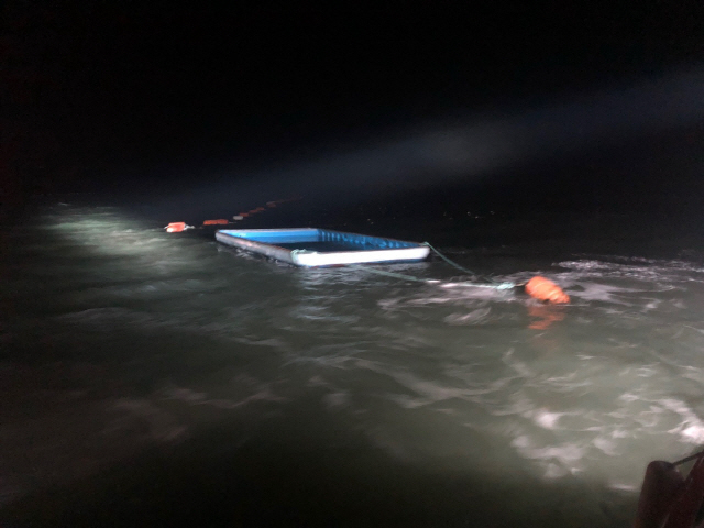 25일 오전 3시께 전북 군산시 옥도면 무녀도 인근에서 해경이 김 채취선을 발견해 내부를 수색하고 있다. 해경은 전날 오후 11시 9분께 김 양식장 관리선에 탄 선원 5명의 연락이 끊겼다는 신고를 받고 인근 해역을 수색하고 있다./연합뉴스