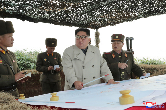 김정은 북한 국무위원장이 서부전선에 위치한 창린도 방어대를 시찰했다고 조선중앙통신이 25일 보도했다./연합뉴스