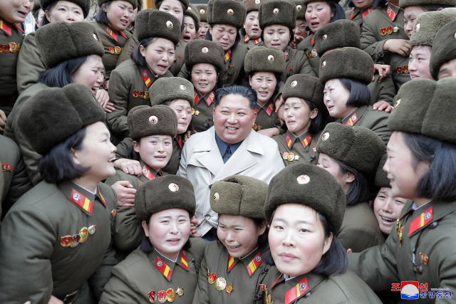 김정은 북한 국무위원장이 조선인민군 제5492군부대관하 여성중대를 시찰했다고 조선중앙통신이 25일 이 사진을 보도했다. 촬영 날짜는 밝히지 않았다./연합뉴스