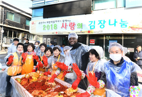 지난해 서울 용산구 용산2가동에서 열린 ‘사랑의 김장나눔’ 행사 /사진제공=용산구