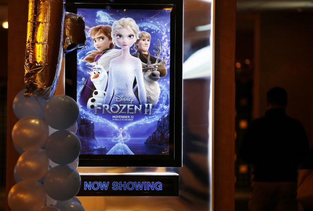 22일(현지시간) 미국 뉴욕에 위치한 한 극장에 디즈니 애니메이션 ‘겨울왕국2’의 포스터가 걸려있다. /뉴욕=UPI연합뉴스