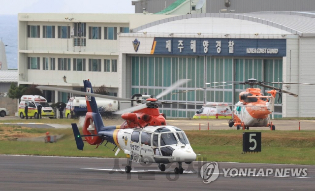 25일 오전 제주 서귀포시 마라도 남서쪽 87㎞ 해상에서 통영 선적 근해 문어단지 어선 창진호가(24t·승선원 14명)가 조업 중 전복됐다.이날 해경 헬기가 창진호 선원 구조 작업 지원을 위해 제주공항을 이륙하고 있다. /연합뉴스