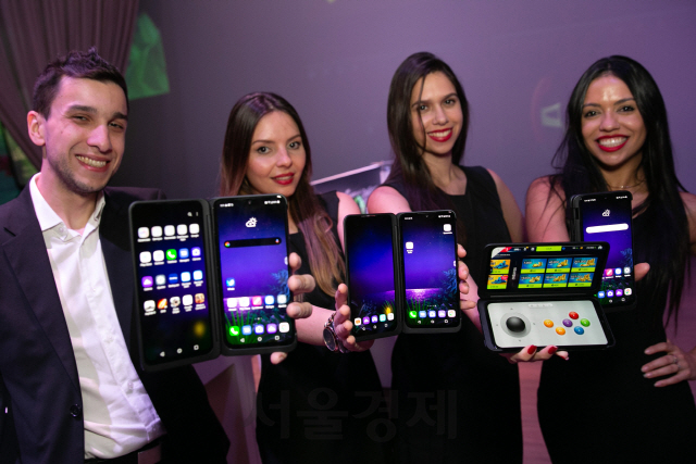 LG전자 모델들이 지난 21일 브라질 상파울루에서 열린 G8X 씽큐 론칭행사에서 제품을 소개하고 있다. /사진제공=LG전자