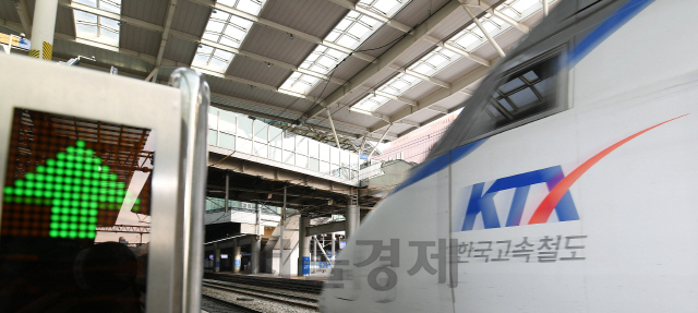 한국철도(코레일)와 전국철도노동조합이 임금 및 현안사항에 잠정 합의하고 파업을 종료한 25일 오전 서울역에서 KTX 열차가 출발하고 있다. 철도노조는 안전을 고려해 이르면 26일부터 단계적으로 정상화될 것이라고 밝혔다./오승현기자 2019.11.25
