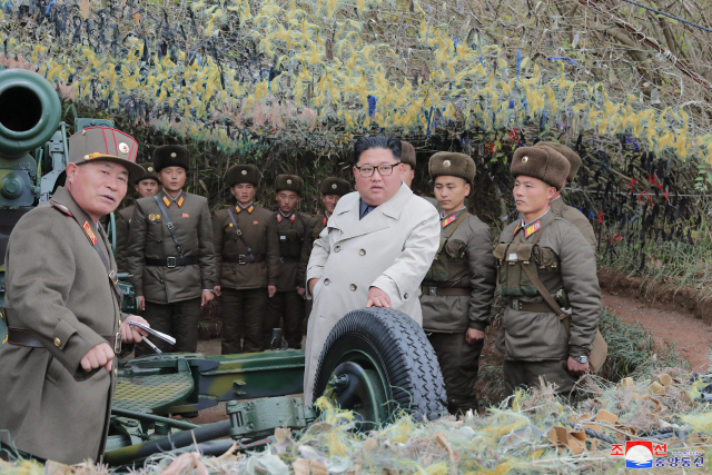 김정은 북한 국무위원장이 서부전선에 위치한 창린도 방어대를 시찰했다고 조선중앙통신이 25일 이 사진을 보도했다. 촬영 날짜는 밝히지 않았다. /평양 조선중앙통신=연합뉴스
