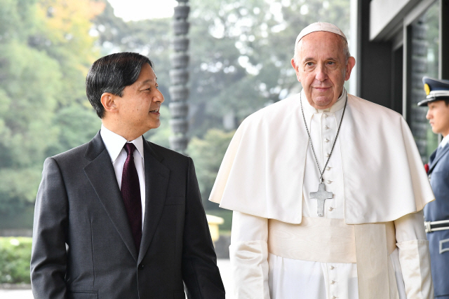 일본을 방문 중인 프란치스코 교황이 25일(현지시간) 도쿄 왕궁에서 나루히토 일왕의 영접을 받고 있다. /도쿄=AFP연합뉴스