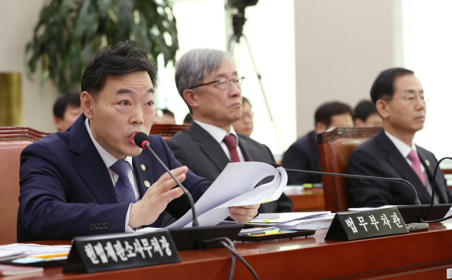김오수 법무부 차관(왼쪽)이 지난 19일 국회에서 열린 전체회의에서 검찰개혁 관련 질문에 답변하고 있다. /연합뉴스