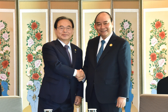 25일 오거돈(왼쪽) 부산시장이 한·아세안특별정상회의를 위해 부산을 방문 중인 응우옌 쑤언 푹 베트남 총리를 만나 부산과 베트남 간 협력관계 강화를 요청했다./사진제공=부산시