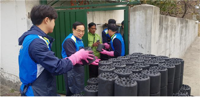 한국조폐공사 조용만(사진 왼쪽엣에서 두번째) 사장이 연탄 배달 봉사를 하고 있다. 사진제공=한국조폐공사