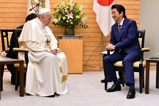 일본을 방문 중인 프란치스코 교황(왼쪽)이 25일 도쿄의 총리관저에서 아베 신조 총리를 만나 이야기를 나누고 있다. /도쿄=연합뉴스