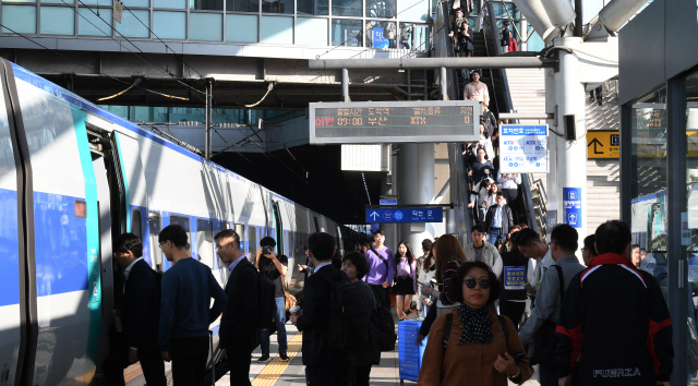 전국철도노동조합이 한시 파업에 돌입한 11일 서울역 타는 곳에서 승객들이 파업이 시작된 오전 9시 KTX 열차에 탑승하고 있다./오승현기자