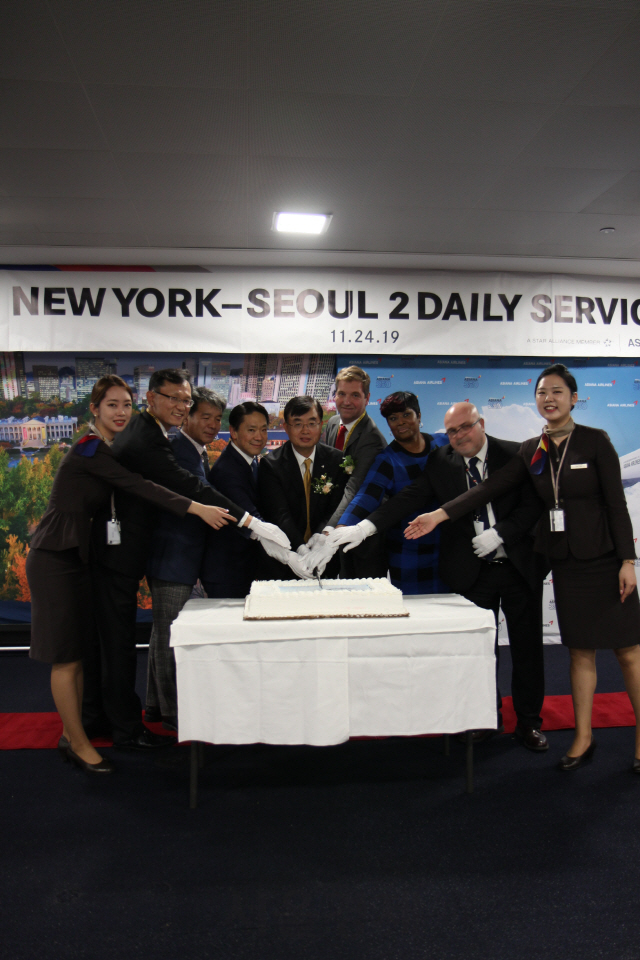 아시아나항공과 존F 케네디 공항 관계자들이 24일 열린 증편 기념식에서 축하 케이크를 자르고 있다. /사진제공=아시아나항공