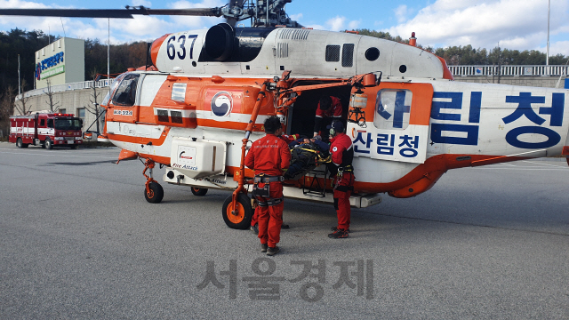 산림청 산림항공본부 산림항공구조대가 백암산 부근에서 가슴통증을 호소하는 환자를 헬기로 구조해 긴급 이송하고 있다. 사진제공=산림청