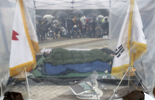 황교안 텐트는 형평성 무시한 '황제단식?' 허용vs철거 팽팽한 대립