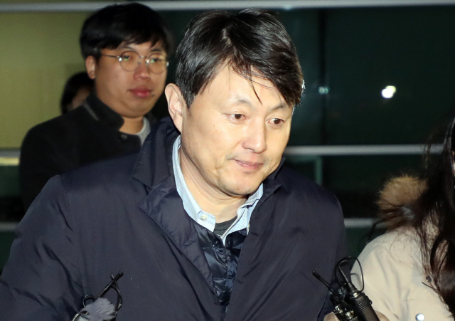 지난 22일 검찰 조사를 받고 귀가하는 유재수 전 부산시 경제부시장. /연합뉴스