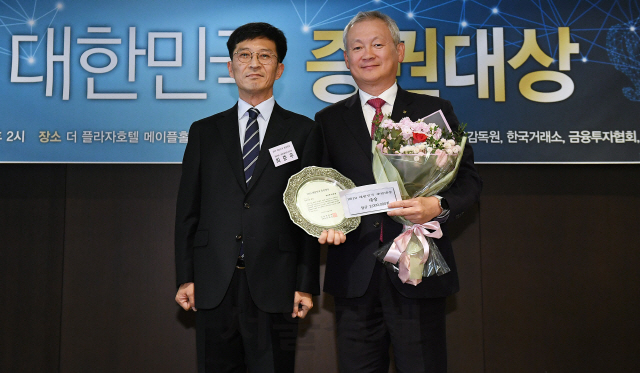 ‘2019년 대한민국 증권대상’ 시상식이 열린 26일 오후 서울 중구 플라자호텔에서 정영채(오른쪽) NH투자증권 대표이사 사장이 증권 부문 대상을 수상한 뒤 최준우 증권선물위원회 상임위원과 가념촬영을 하고 있다. /오승현기자